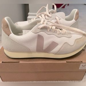 NWT VEJA SDU TPU CANVAS/MESH SNEAKERS. Neutral rose/beige color and white.